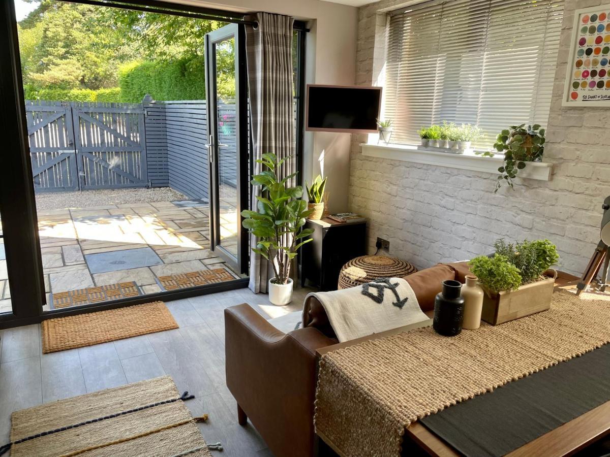Stylish, Central Studio With Kitchen & Large Deck Fort William Esterno foto