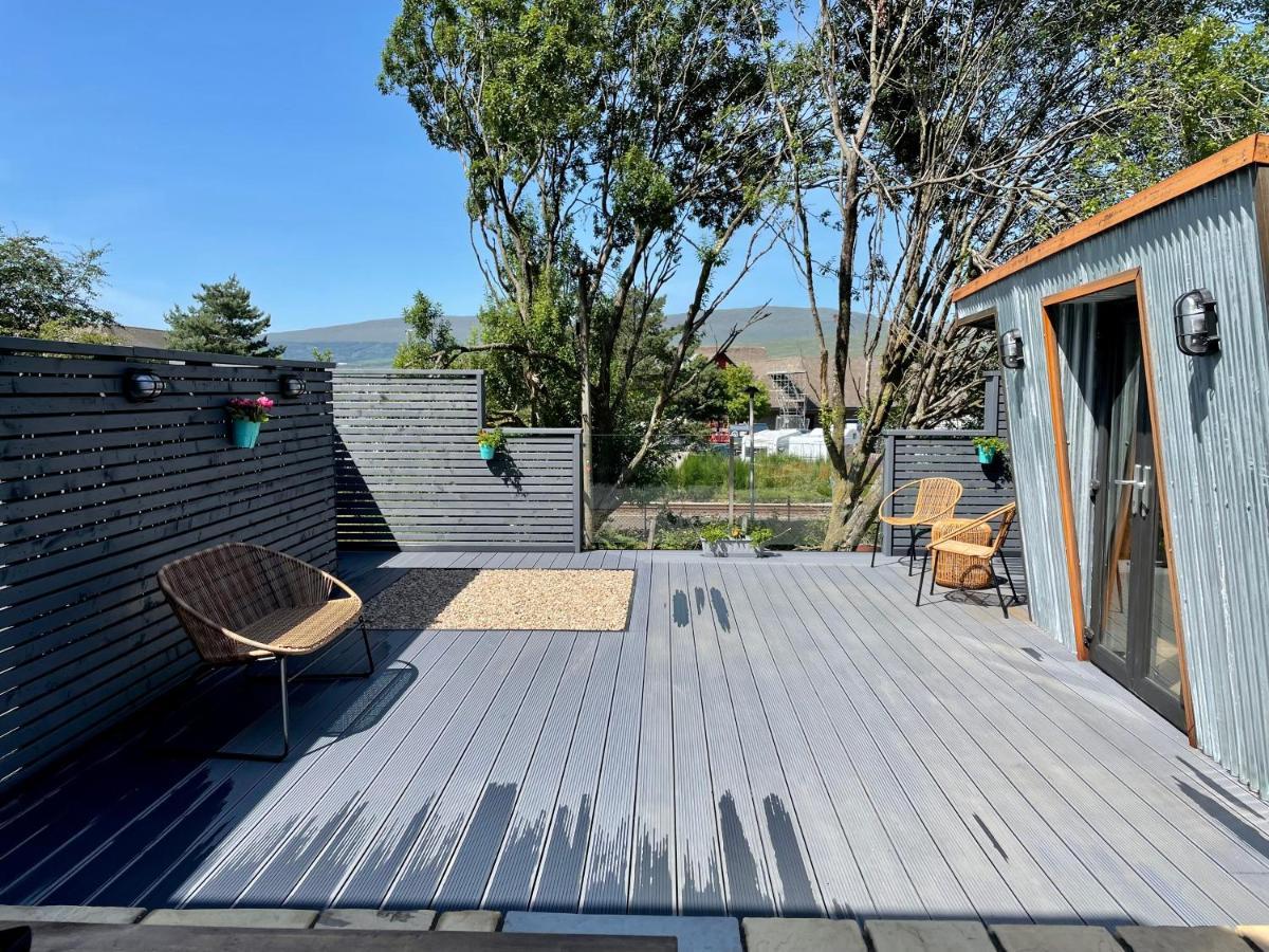 Stylish, Central Studio With Kitchen & Large Deck Fort William Esterno foto
