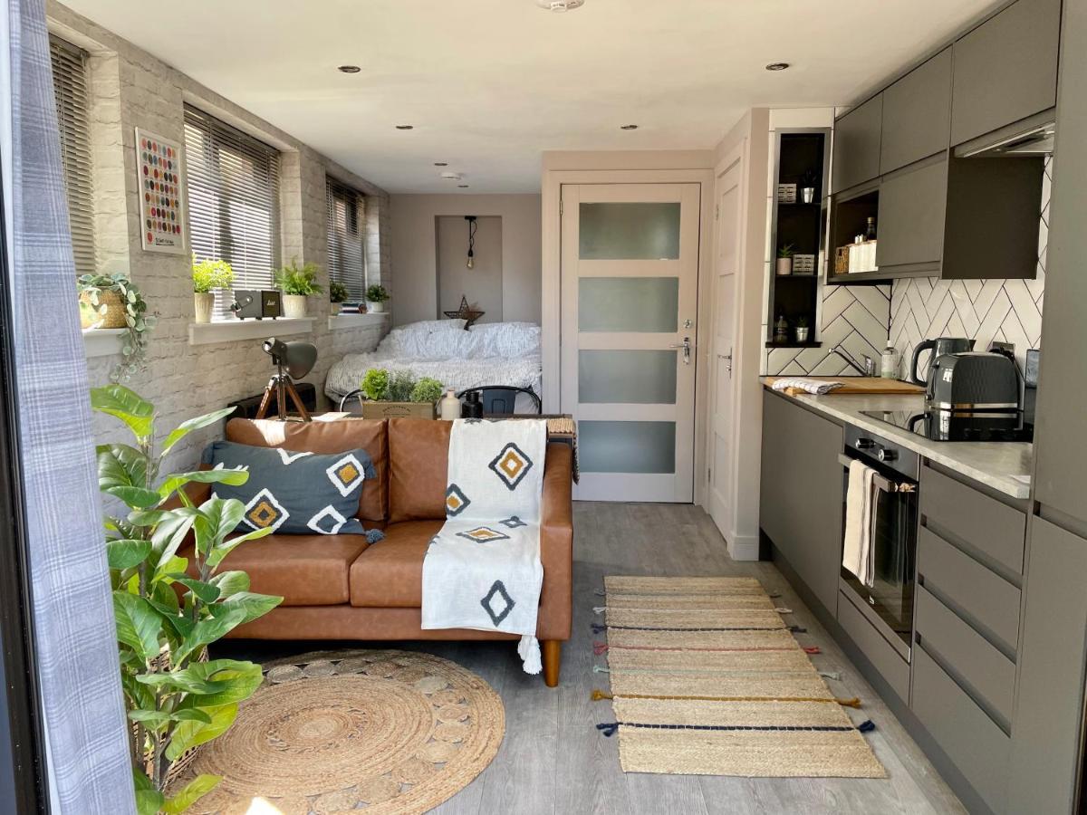 Stylish, Central Studio With Kitchen & Large Deck Fort William Esterno foto