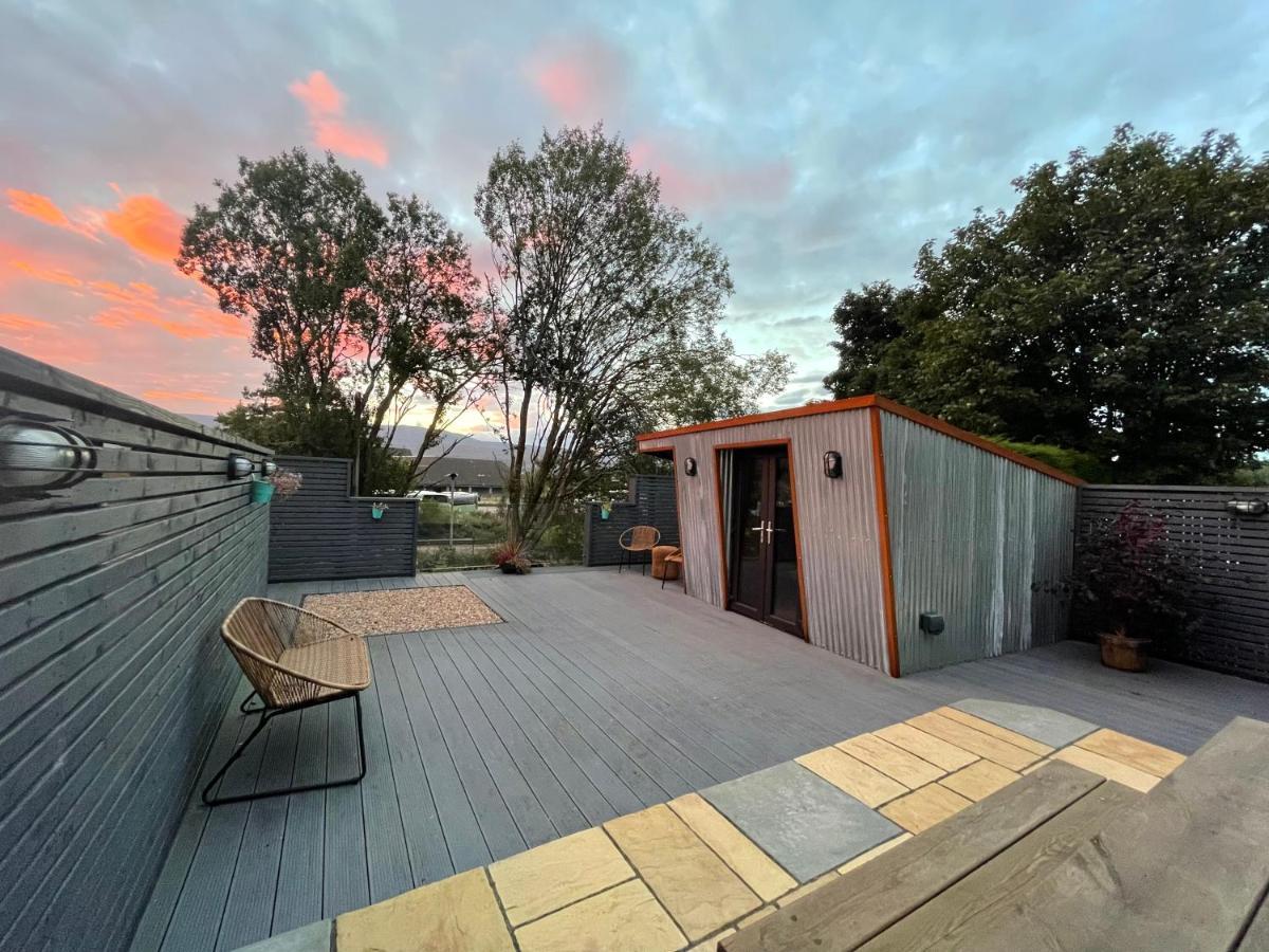 Stylish, Central Studio With Kitchen & Large Deck Fort William Esterno foto