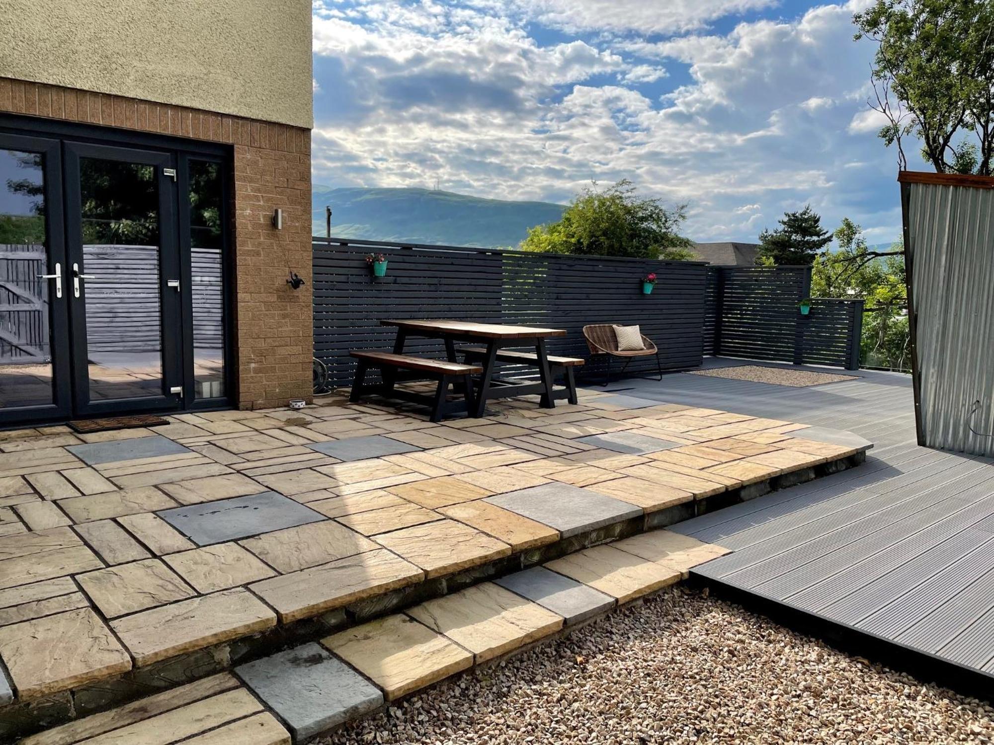 Stylish, Central Studio With Kitchen & Large Deck Fort William Esterno foto