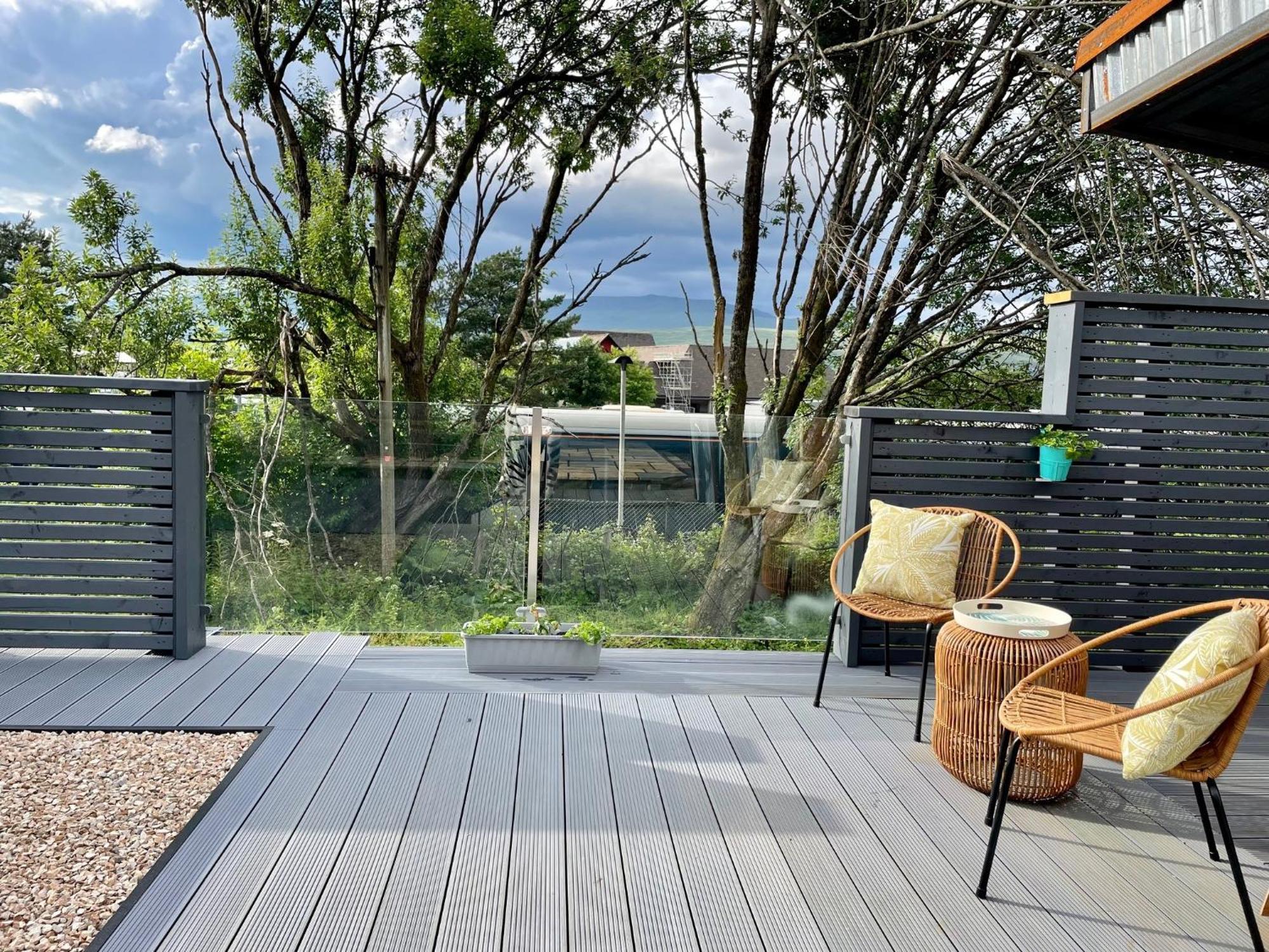 Stylish, Central Studio With Kitchen & Large Deck Fort William Esterno foto