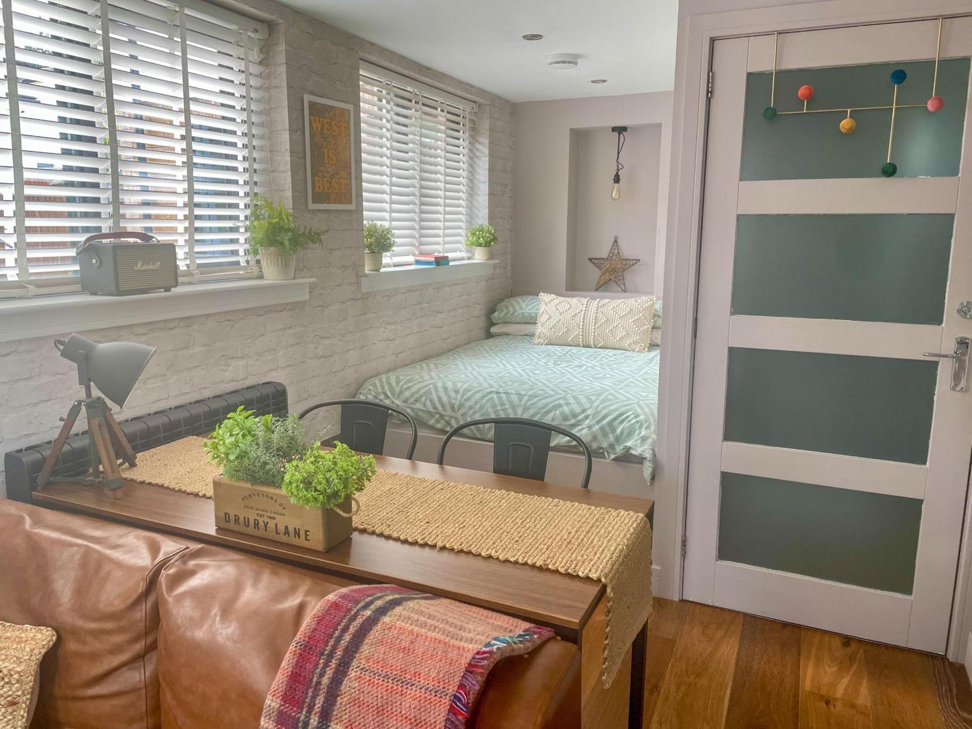 Stylish, Central Studio With Kitchen & Large Deck Fort William Esterno foto
